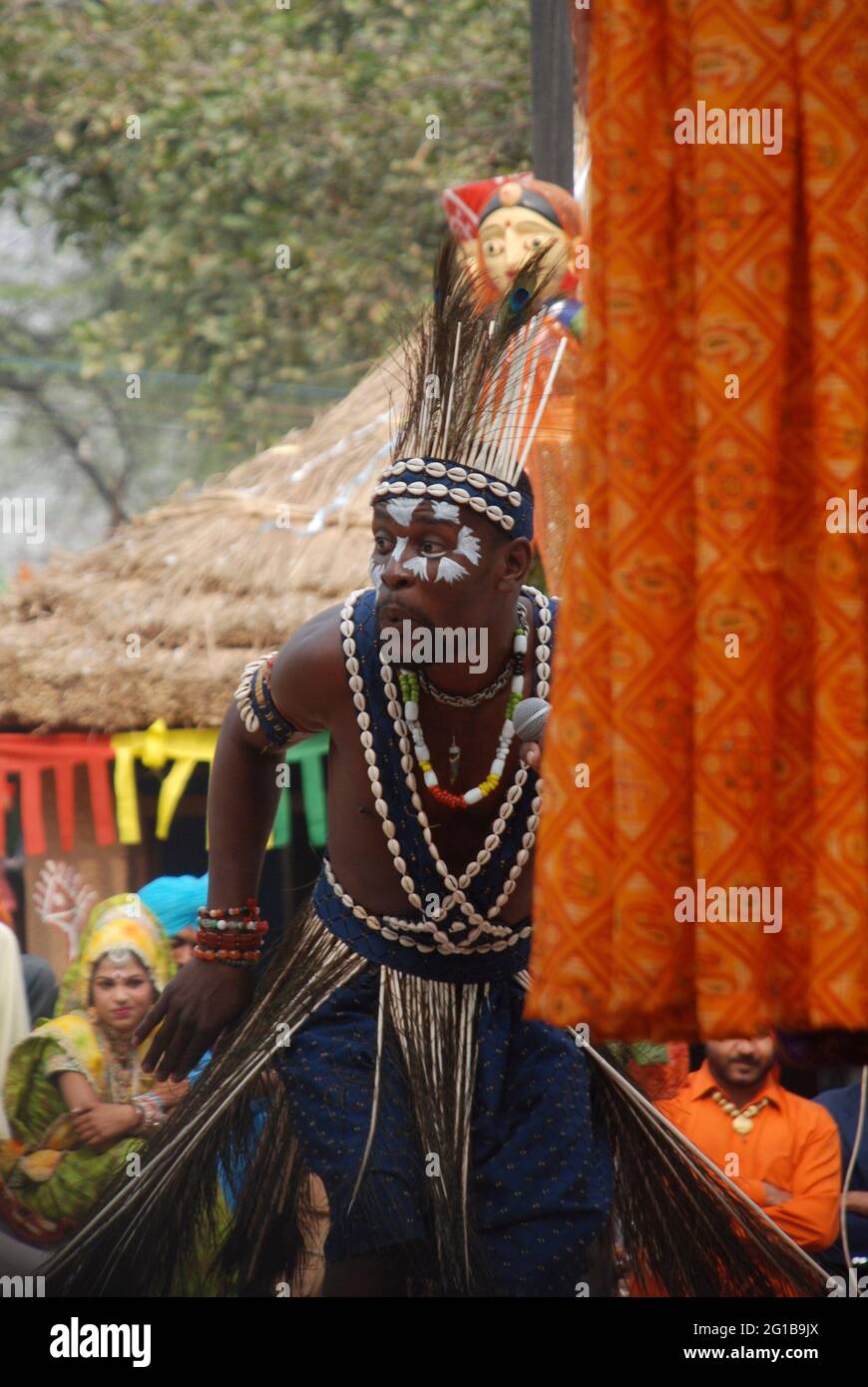 Un ballerino folk della comunità Siddi di Gujarat suona, all'annuale Surajkund Mela di Delhi, India. La fiera mostra le arti e l'artigianato provenienti da tutta l'India. 22 febbraio 2006. Foto Stock