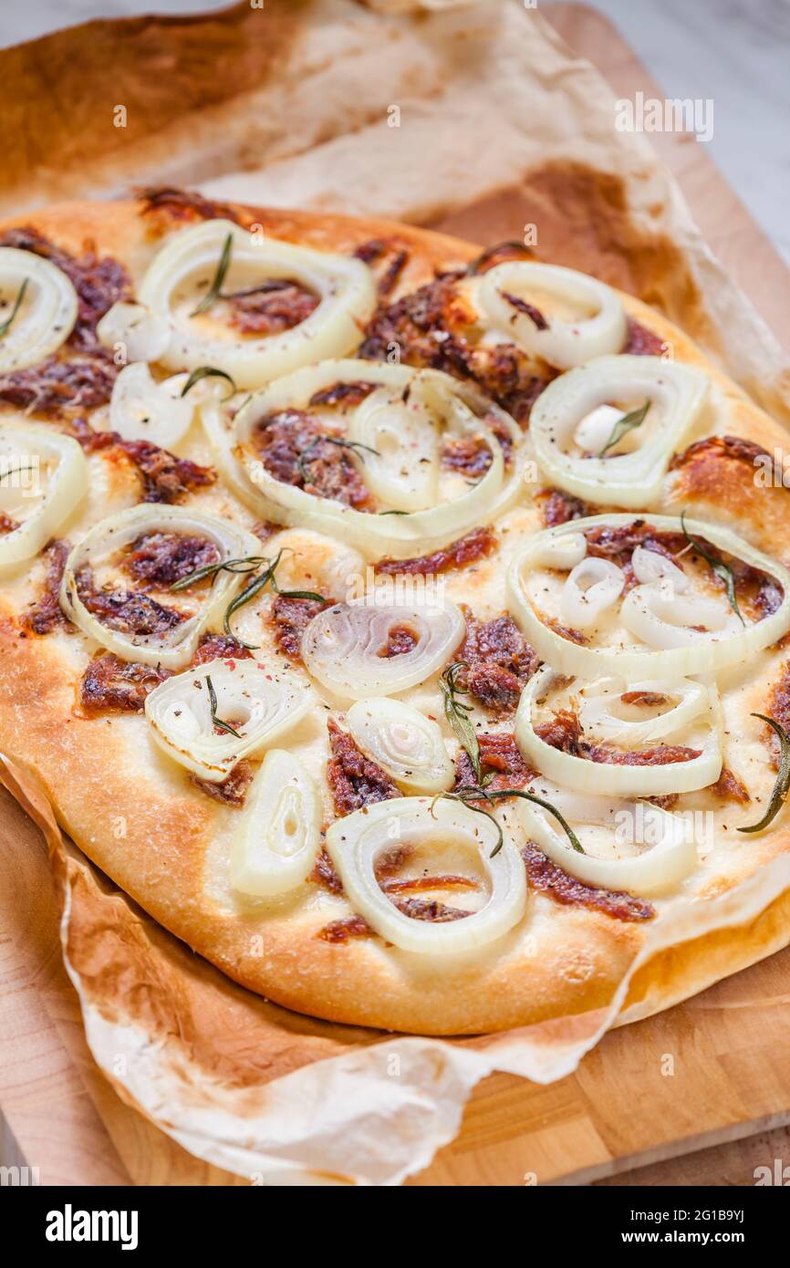 pizza fatta in casa con acciughe e cipolla Foto Stock