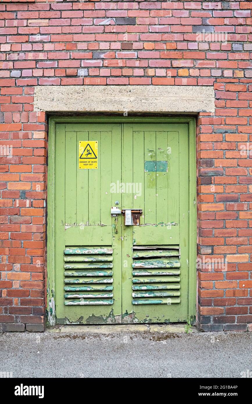 Elettricità Porte di sottostazione con pericolo di morte e vecchie serrature Foto Stock