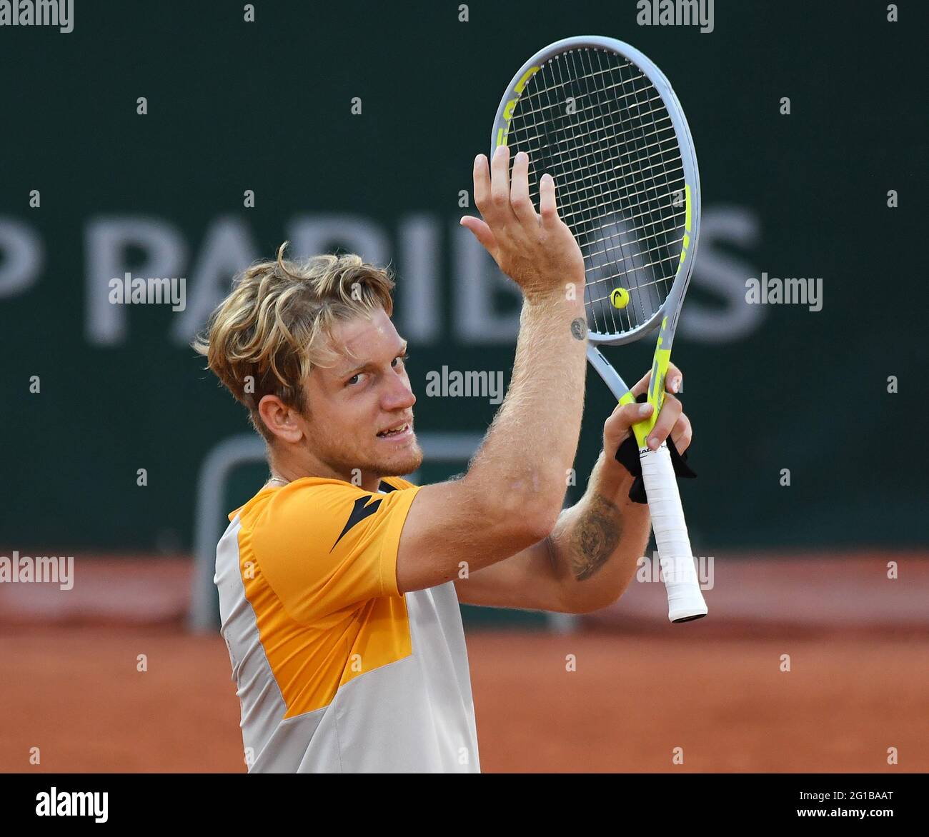 Parigi, fra. 06 giugno 2021. Paris, Roland Garros, French Open Day 8 06/06/2021 Alejandro Davidovich Fokina (ESP) celebra come batte Federico Delbonis (ARG) nella quarta partita Credit: Roger Parker/Alamy Live News Foto Stock