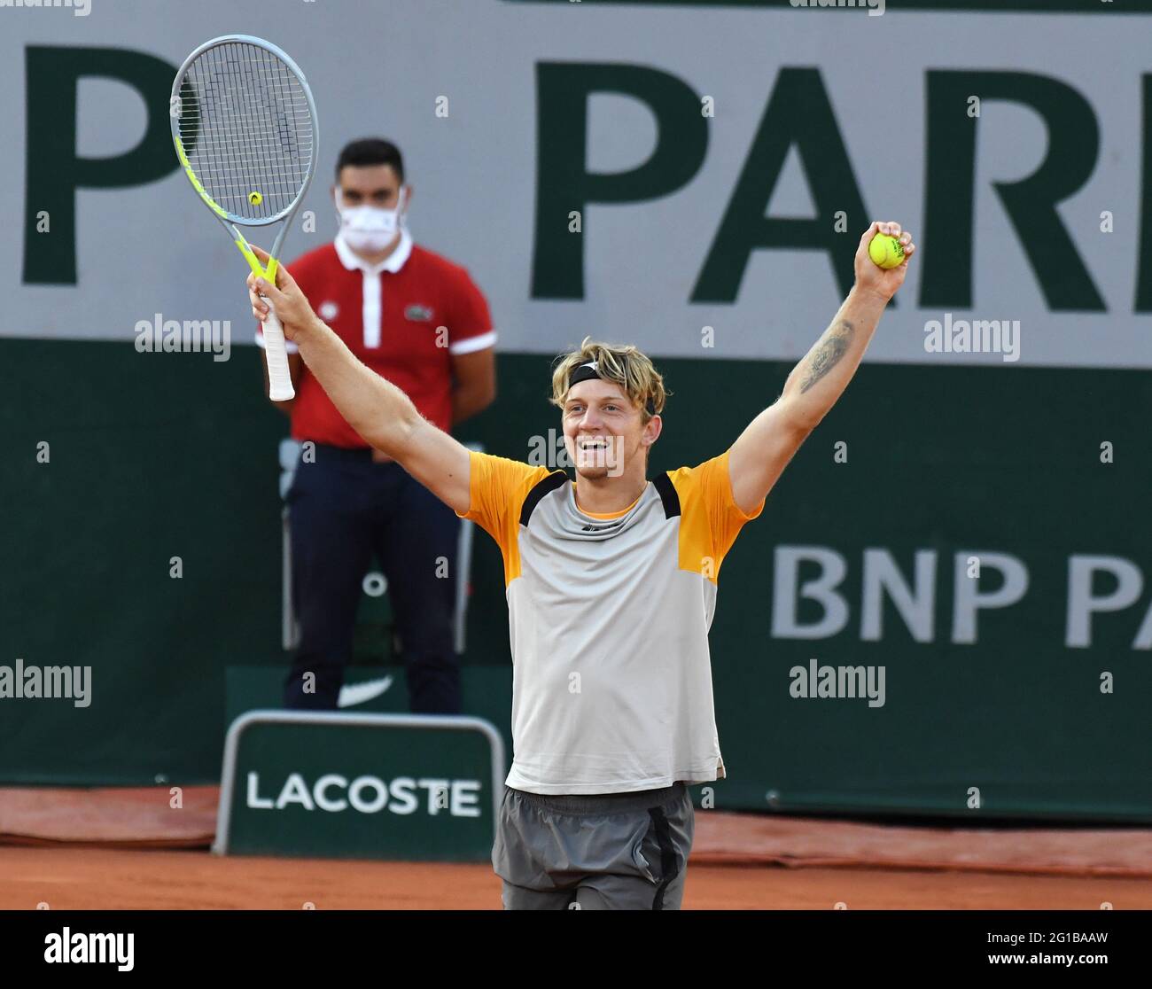 Parigi, fra. 06 giugno 2021. Paris, Roland Garros, French Open Day 8 06/06/2021 Alejandro Davidovich Fokina (ESP) celebra come batte Federico Delbonis (ARG) nella quarta partita Credit: Roger Parker/Alamy Live News Foto Stock