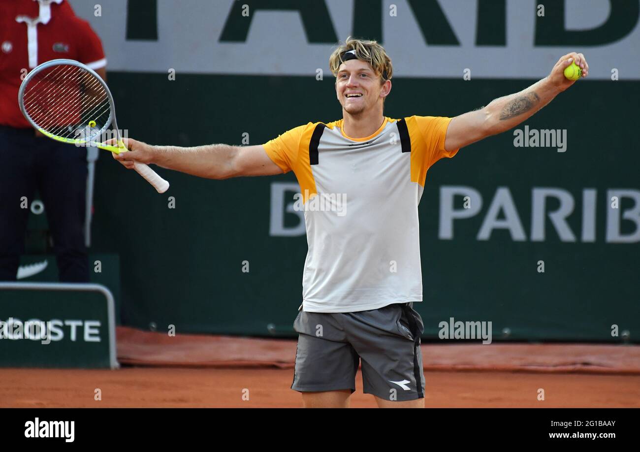 Parigi, fra. 06 giugno 2021. Paris, Roland Garros, French Open Day 8 06/06/2021 Alejandro Davidovich Fokina (ESP) celebra come batte Federico Delbonis (ARG) nella quarta partita Credit: Roger Parker/Alamy Live News Foto Stock