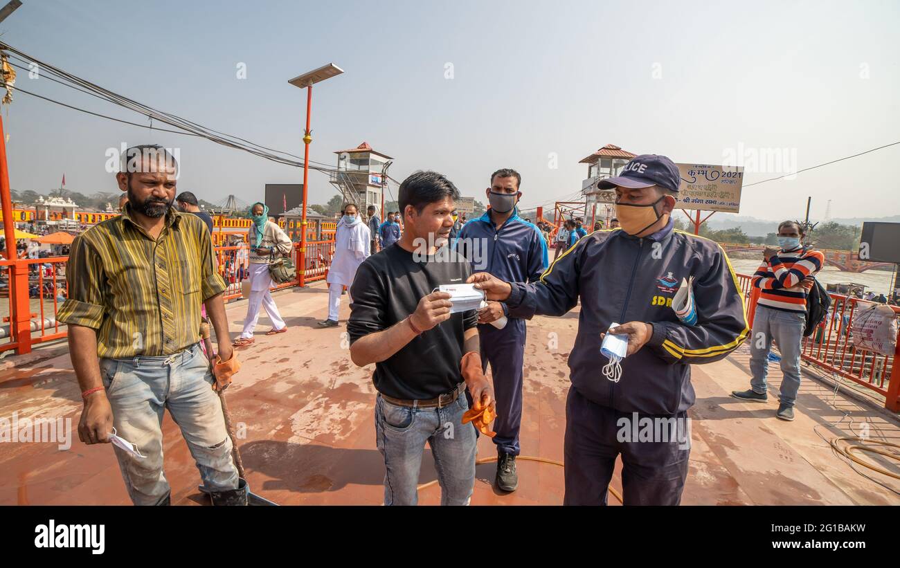Haridwar, Uttarakhand India 06 aprile 2021. Poliziotti che diffonde consapevolezza della protezione da Coronavirus per rimanere al sicuro da Coronavirus durante Maha Kumbh 2021. Apple prores 422 filmati 4k di alta qualità. Foto Stock