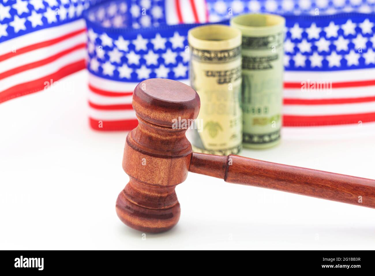 I finanziamenti per la giustizia e l'equità americana si riflettono attraverso simboli di gavel, valuta e nastro di progettazione di bandiere Foto Stock