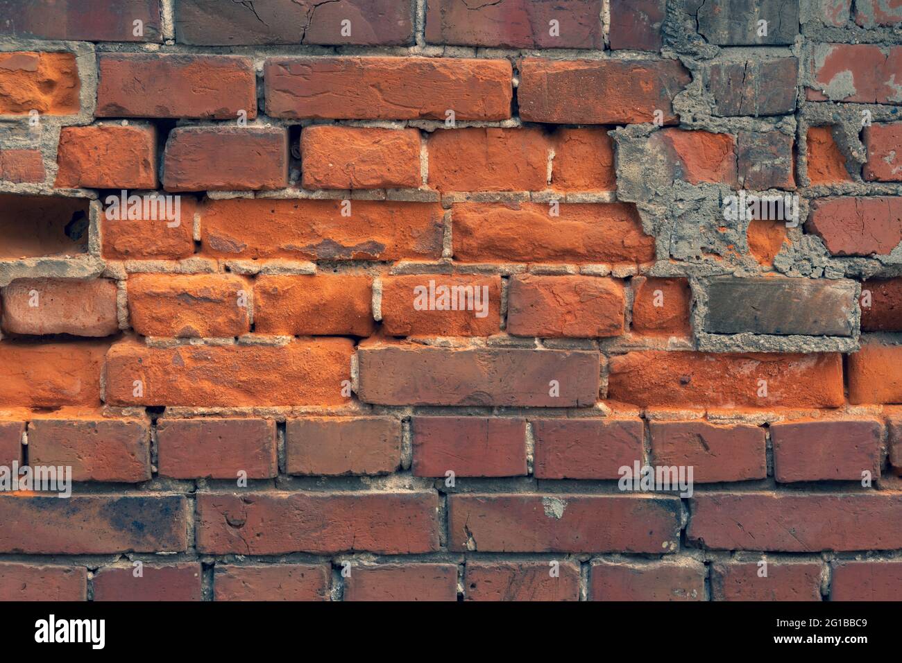 Muro di vecchi mattoni rossi di argilla. Rovinato sfondo di pietra d'epoca. Sfondo in muratura ruvido e invecchiato. Superficie in mattoni grunge per design e decorazione Foto Stock
