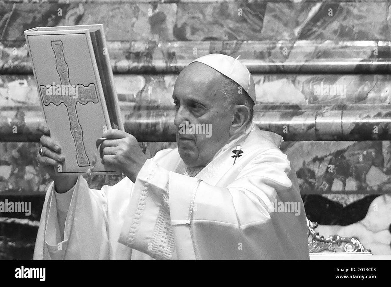 Roma, Italia. 06 giugno 2021. 6 giugno 2021 : Papa Francesco guida una Santa Messa nella solennità del Santissimo corpo e sangue di Cristo nella Basilica di San Pietro nella Città del Vaticano Credit: Agenzia fotografica indipendente/Alamy Live News Foto Stock