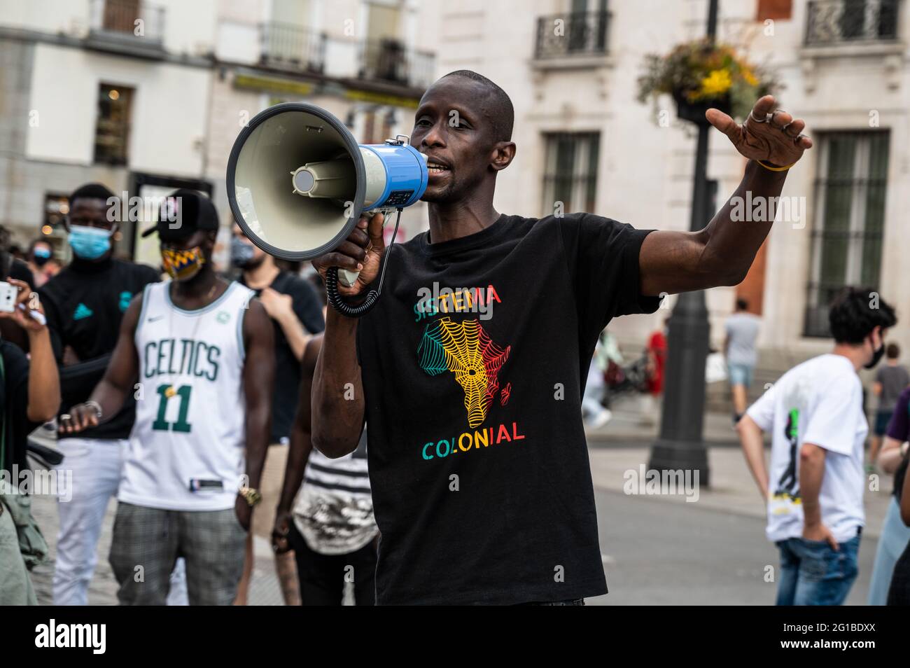 Madrid, Spagna. 06 giugno 2021. Serigne Mbaye, deputato regionale del partito Unidas Podemos all'Assemblea di Madrid, durante una protesta contro il razzismo come parte del movimento sociale Black Lives Matter legato alla morte del cittadino afroamericano George Floyd negli Stati Uniti. Credit: Marcos del Mazo/Alamy Live News Foto Stock