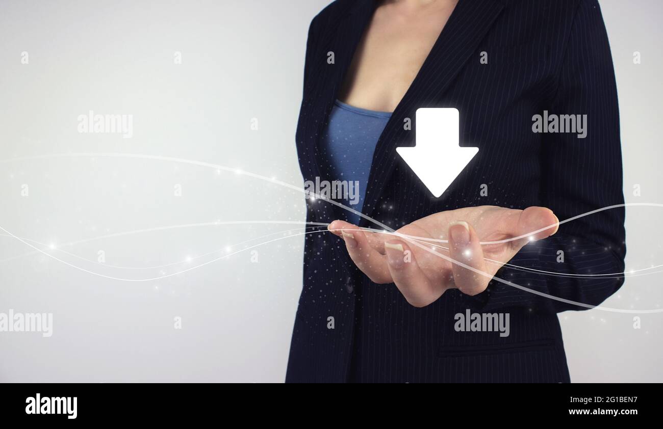 Scarica il concetto di archiviazione dei dati. Ologramma digitale portatile freccia di download su sfondo grigio. Informazioni sui dati di aggiornamento dell'installazione dell'aggiornamento software. Foto Stock