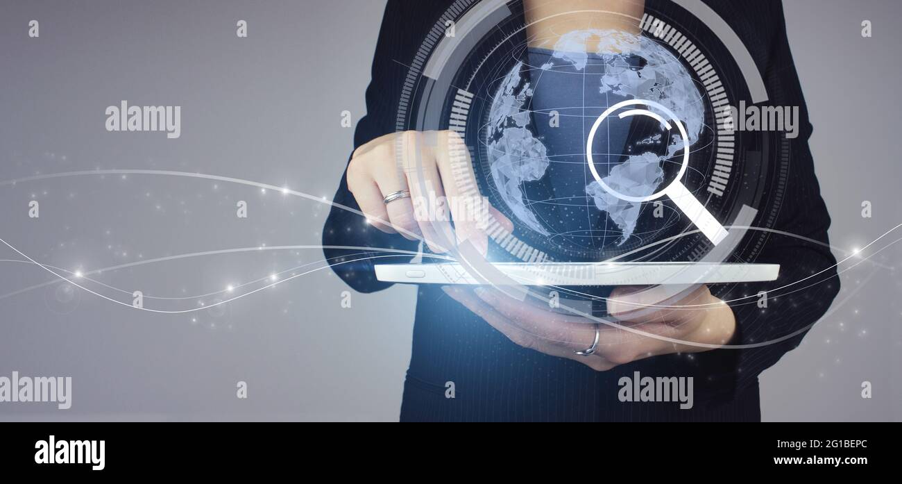Concetto di business internazionale. Concetto di mappe Internet e navigazione. Tavoletta bianca in mano di donna d'affari con ologramma digitale pianeta e ricerca si Foto Stock