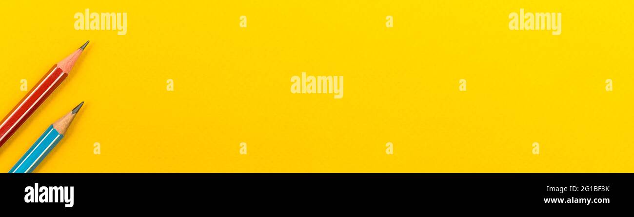 Banner con semplici forniture scolastiche, matite scolastiche su sfondo desktop giallo, con spazio di copia, vista dall'alto Foto Stock