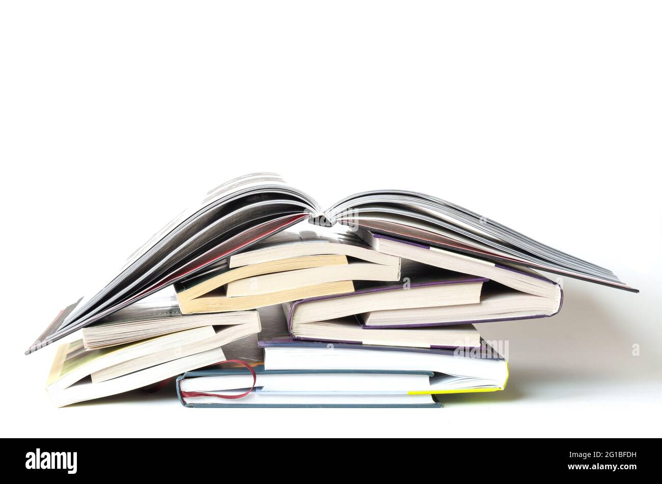 Pila di libri di copertina rigida su sfondo bianco Foto Stock