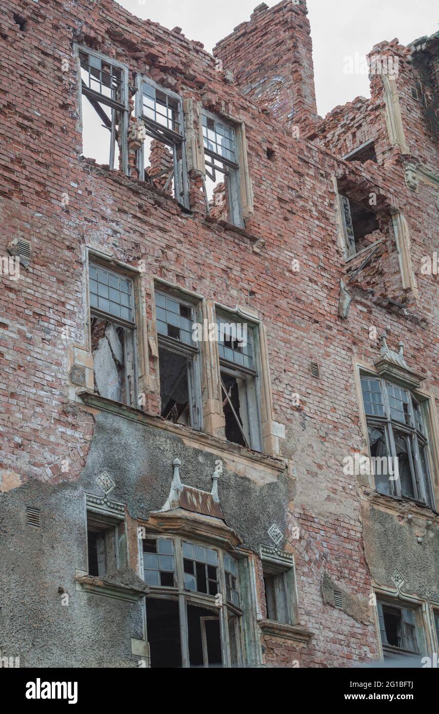 Rovinato edificio, vecchie rovine di casa di mattoni rotto da guerra, terremoto o altro disastro naturale. Foto Stock