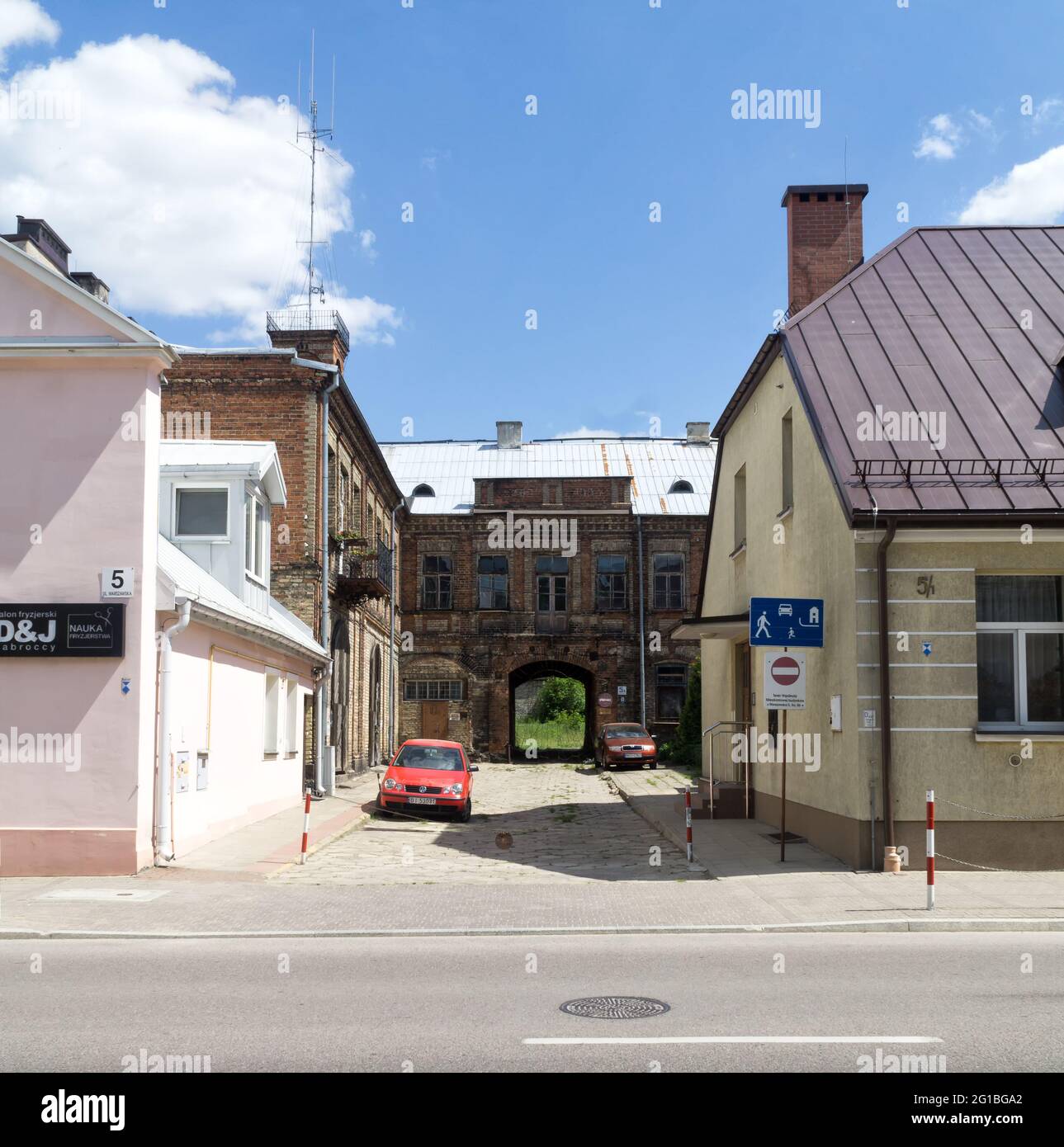 La vecchia stazione dei vigili del fuoco con una torre di osservazione in Białystok, via Warszawska, Polonia. Lo storico edificio dei vigili del fuoco, costruito in rosso e. Foto Stock