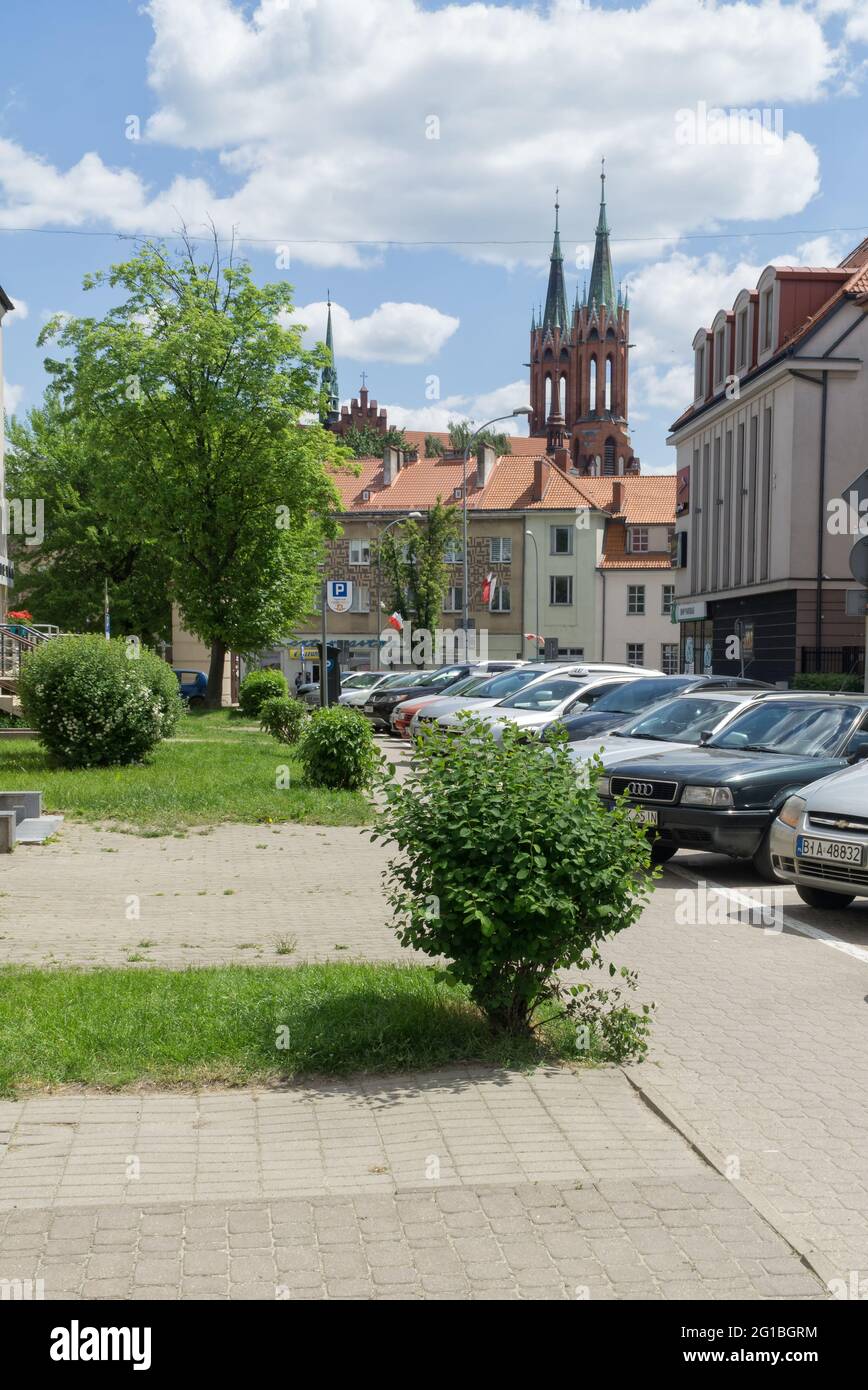 Bialystok, Polonia - 03 giugno 2021: Paesaggio urbano di Bialystok, vista di case cittadine, tetti rossi e torri della Basilica neo-gotica della Cattedrale. Foto Stock