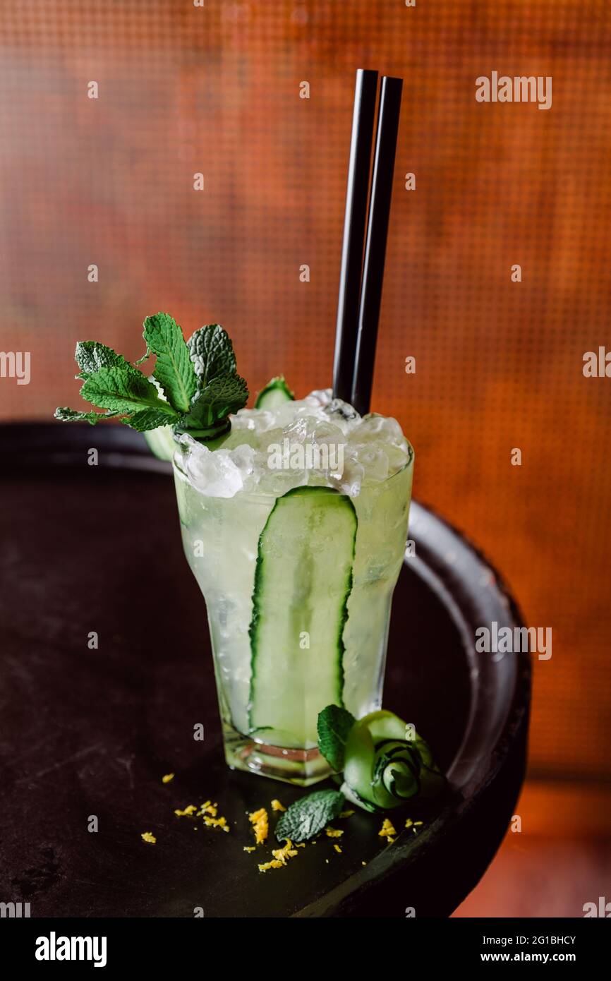 Cocktail a base di cetrioli freddi con purea di mela e succo di limone e pera guarnita con foglie di menta Foto Stock