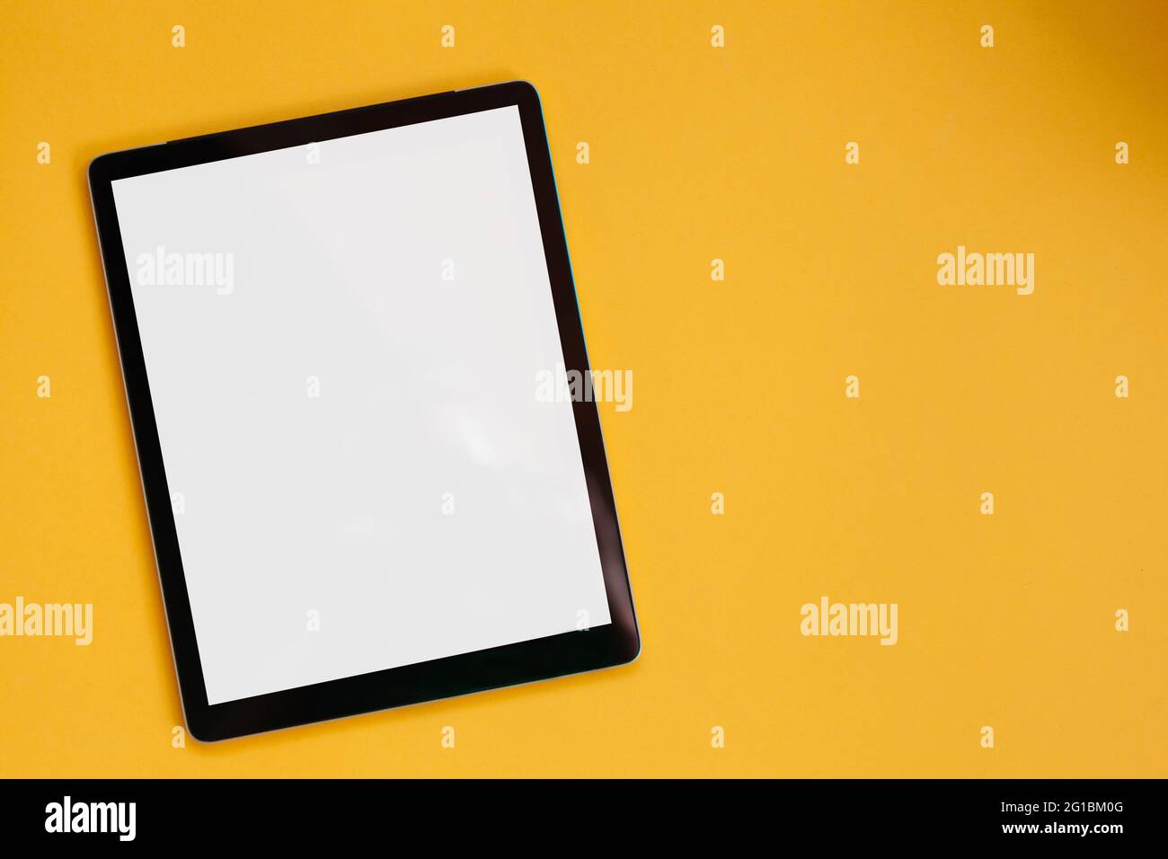 Mockup dello schermo del tablet isolato su sfondo giallo, vista dall'alto Foto Stock
