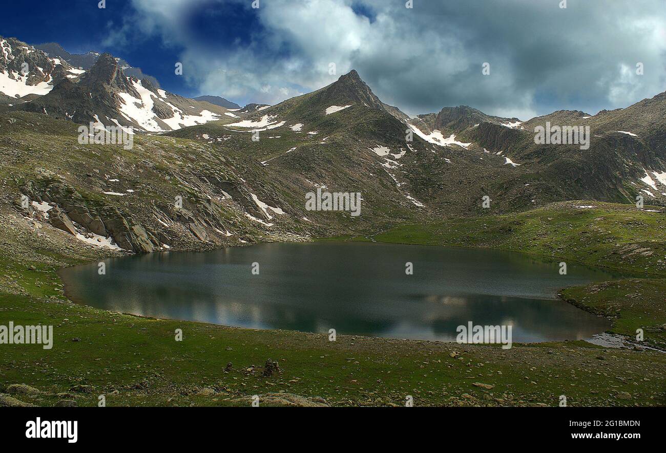 Questa vista unica sulle montagne e sullo stagno, presa da un'alta collina dal drone, ha una magnifica bellezza che impressiona coloro che la vedono. Foto Stock