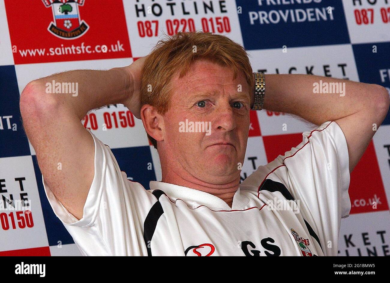 IL MANAGER DI SOUTHAMPTON GORDON STRACHAN IN RELAXD MOOD ALLA VIGILIA DELLA SUA COPPA FA SEMIFINALE CONTRO WATFORD. PIC MIKE WALKER, 2003 Foto Stock