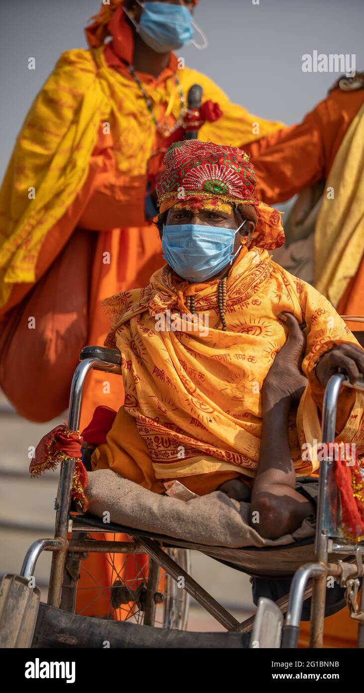 Haridwar, Uttarakhand.India- Marzo 05 2021- Santi indiani al più grande festival di riunione Kumbh mela a Haridwar, Uttarakhand, India, indossare maschera di protezione Coronavirus, Applepres422 4k Cinetone filmati 4k di alta qualità 4k Foto Stock