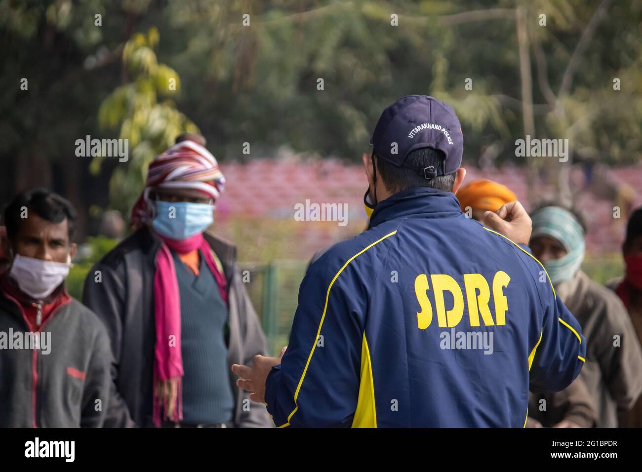 Haridwar, Uttarakhand India 06 aprile 2021. Poliziotti che diffonde consapevolezza della protezione da Coronavirus per rimanere al sicuro da Coronavirus durante Maha Kumbh 2021. Apple prores 422 filmati 4k di alta qualità. Foto Stock