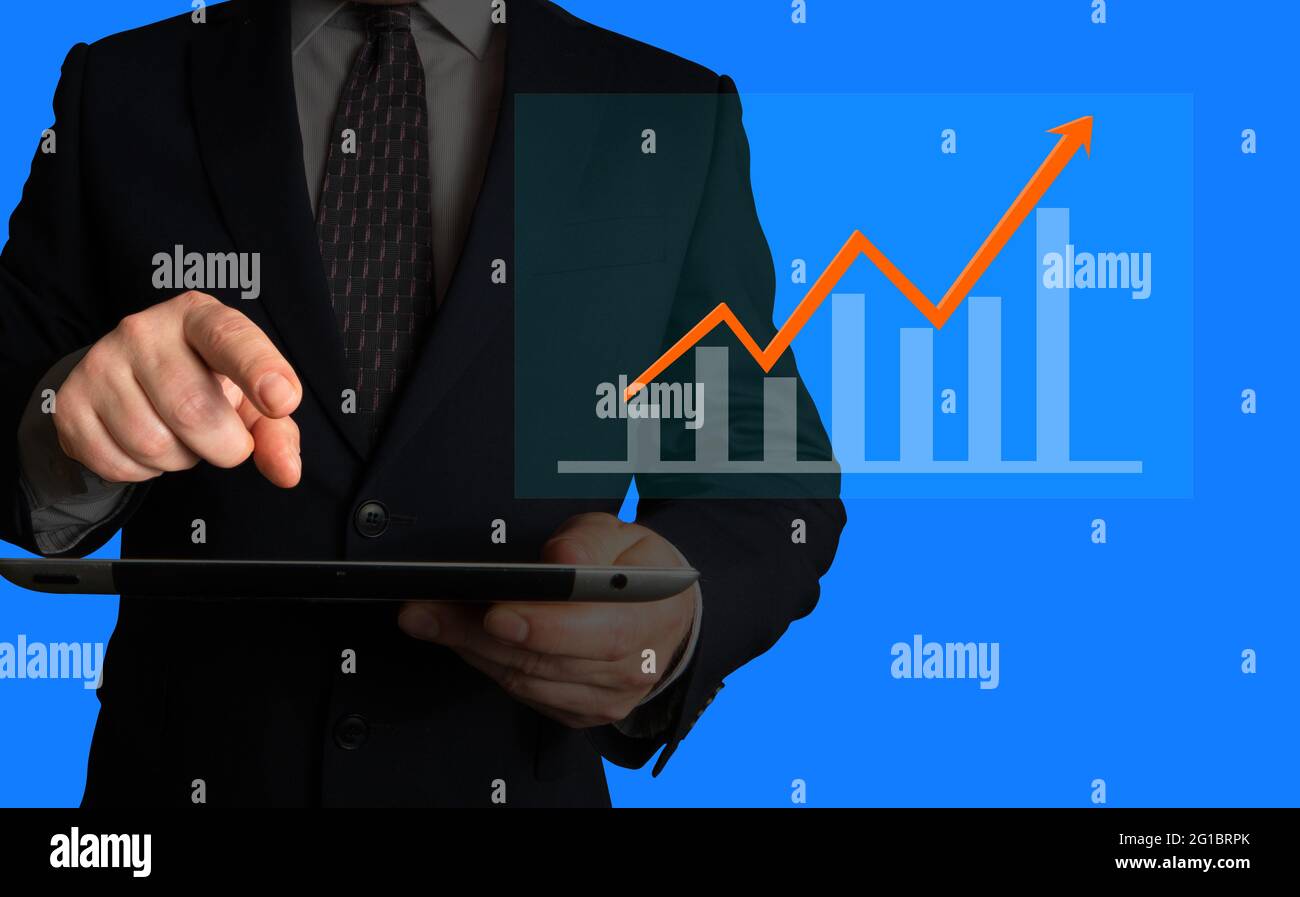 Uomo d'affari con un tablet che mostra un grafico con valore delle scorte in crescita, ricavi, automazione, soddisfazione, fidelizzazione dei clienti o dei dipendenti, efficienza. Foto Stock