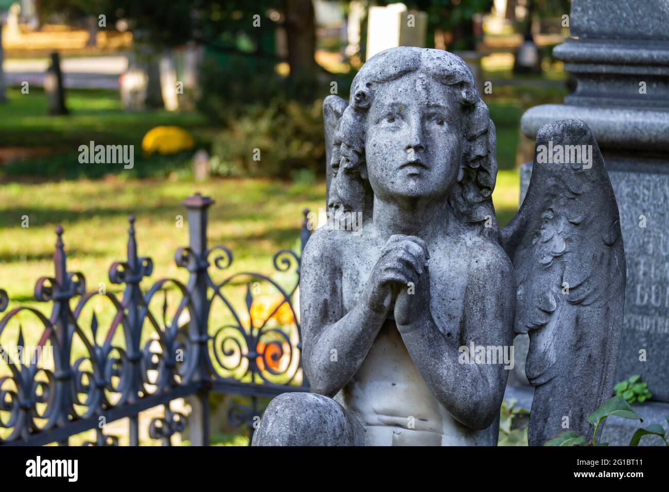 Una statua di un angelo su un'antica lapide al Ondrejský cintorín (S. Andrew's Cemetery) a Bratislava. Bratislava, Slovacchia. 2020-11-07. Foto Stock