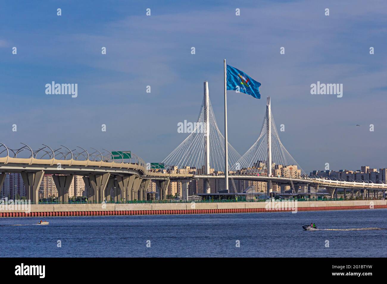 Russia, San Pietroburgo, 07 giugno 2021:la vista della bandiera ufficiale del campionato europeo di calcio UEFA e lo stadio Gazprom Arena, Euro 2020, 2021 Foto Stock
