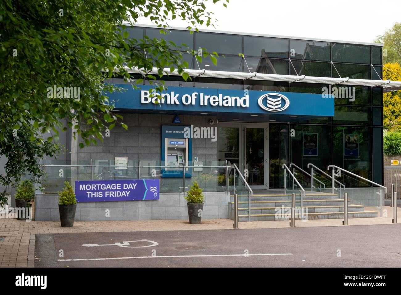 Giorno ipotecario questo cartello del venerdì fuori della filiale della Banca d'Irlanda a Killarney, Contea di Kerry, Irlanda Foto Stock