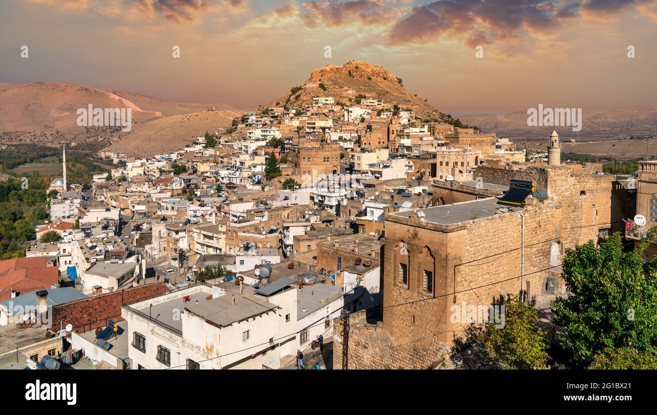 Savur, Mardin, Turchia - Gennaio 2020: Città di Savur con vecchie case in pietra su una collina con cielo drammatico Foto Stock
