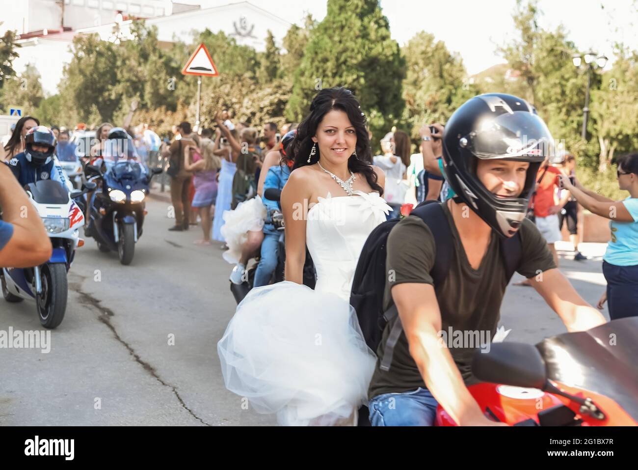 Kerch Russia - 9 settembre 2019 - festa delle spose, una vacanza di tutte le spose e abiti da sposa. Tutte le spose della regione sono andate in moto Foto Stock
