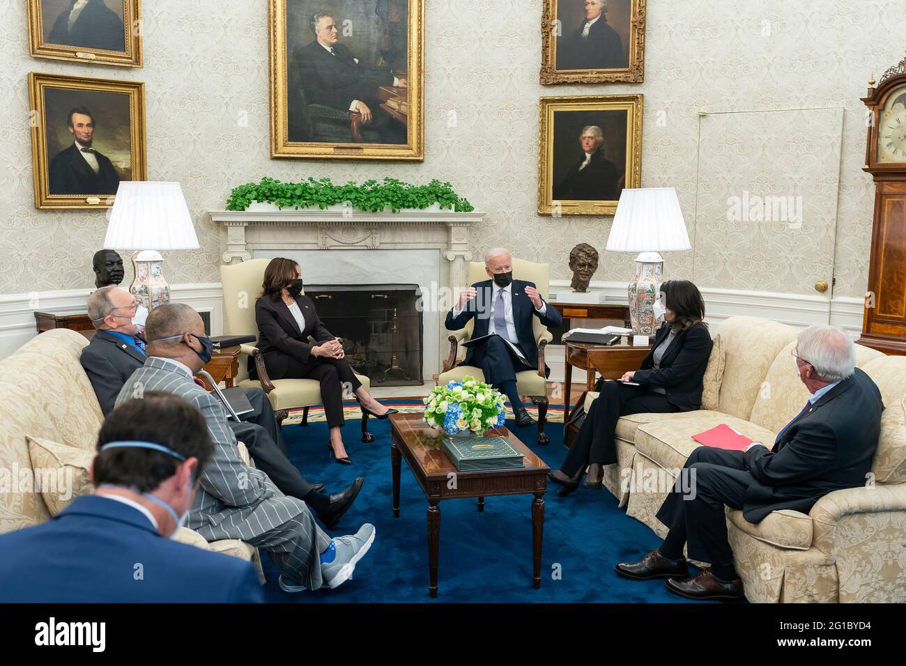 Il Presidente Joe Biden e il Vice Presidente Kamala Harris si incontrano con i membri bipartisan del Congresso lunedì 12 aprile 2021 presso l'Ufficio ovale della Casa Bianca. (Foto ufficiale della Casa Bianca di Adam Schultz) Foto Stock