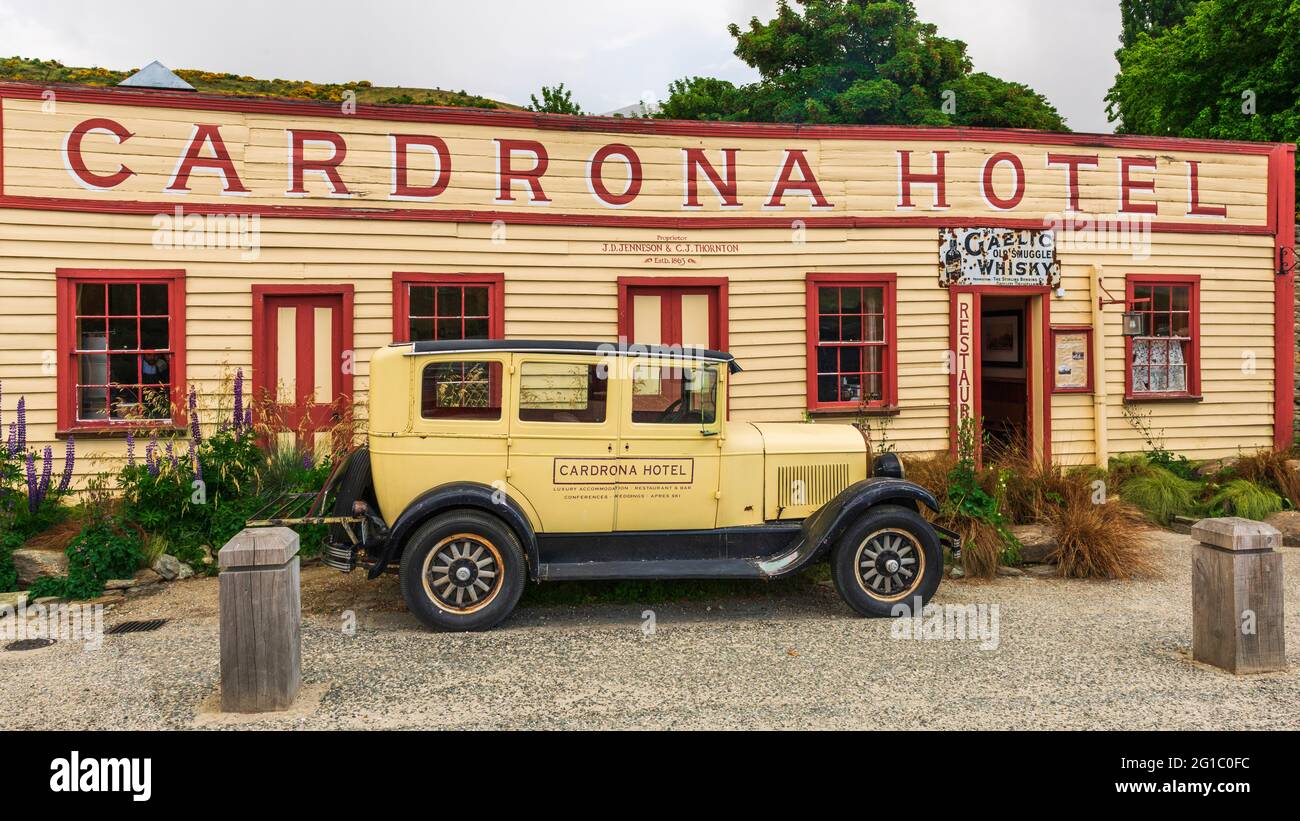 Il Cardrona Hotel e auto d'epoca, Cardrona, Central Otago, South Island, Nuova Zelanda Foto Stock