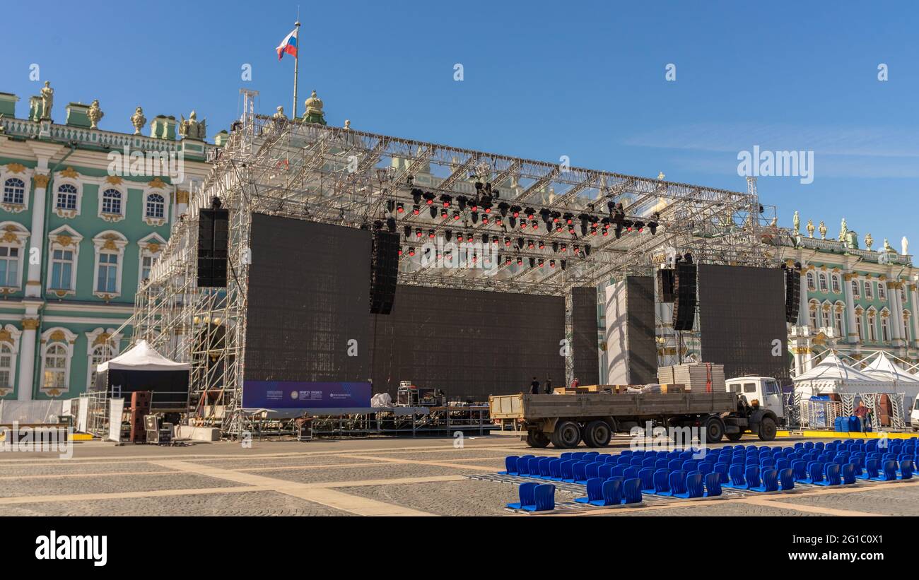 Grande palco con telai in metallo in costruzione per il prossimo evento a Piazza Palace, san pietroburgo, russia Foto Stock