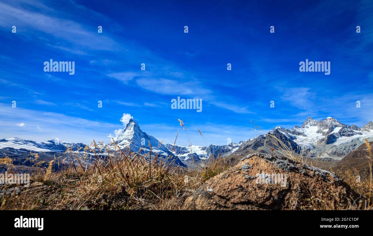 Vista al piano terra della famosa vetta alpina del Cervino vicino alla località turistica svizzera di Zermatt Foto Stock