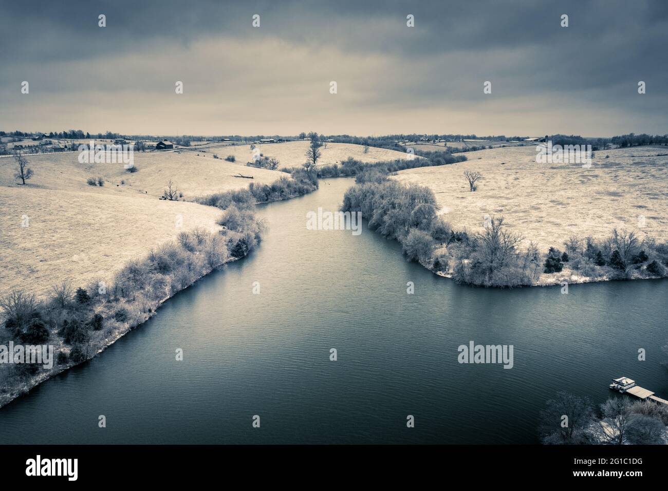 Neve fresca sulle rive di un piccolo lago nel Kentucky centrale. Vista aerea. Foto Stock