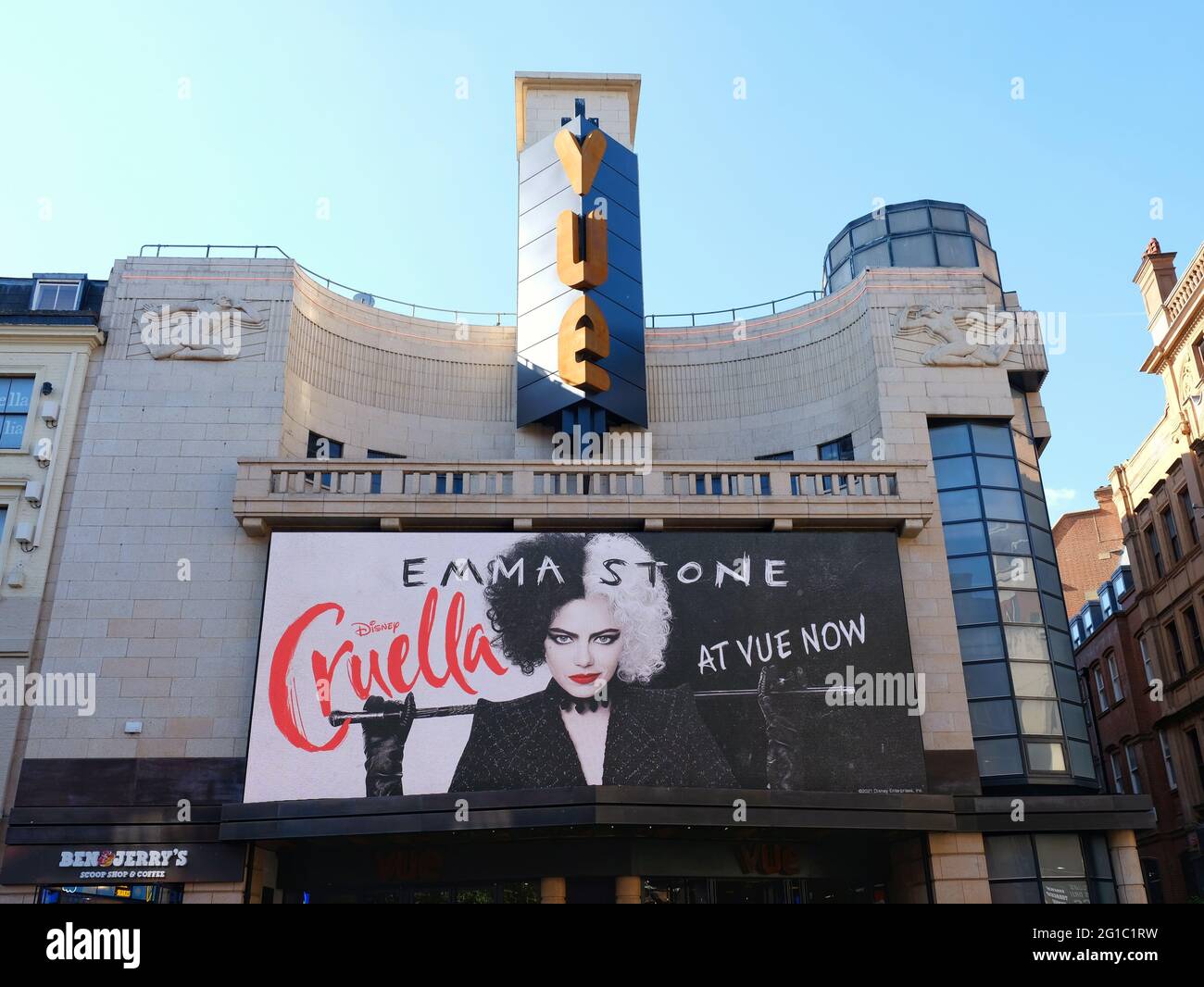 Londra, Regno Unito. Gli spettacoli di Cruella con la partecipazione di Emma Stone al Leicester Square Vue mentre i cinema riaprono ancora una volta dopo che le restrizioni di Covid sono facili. Foto Stock