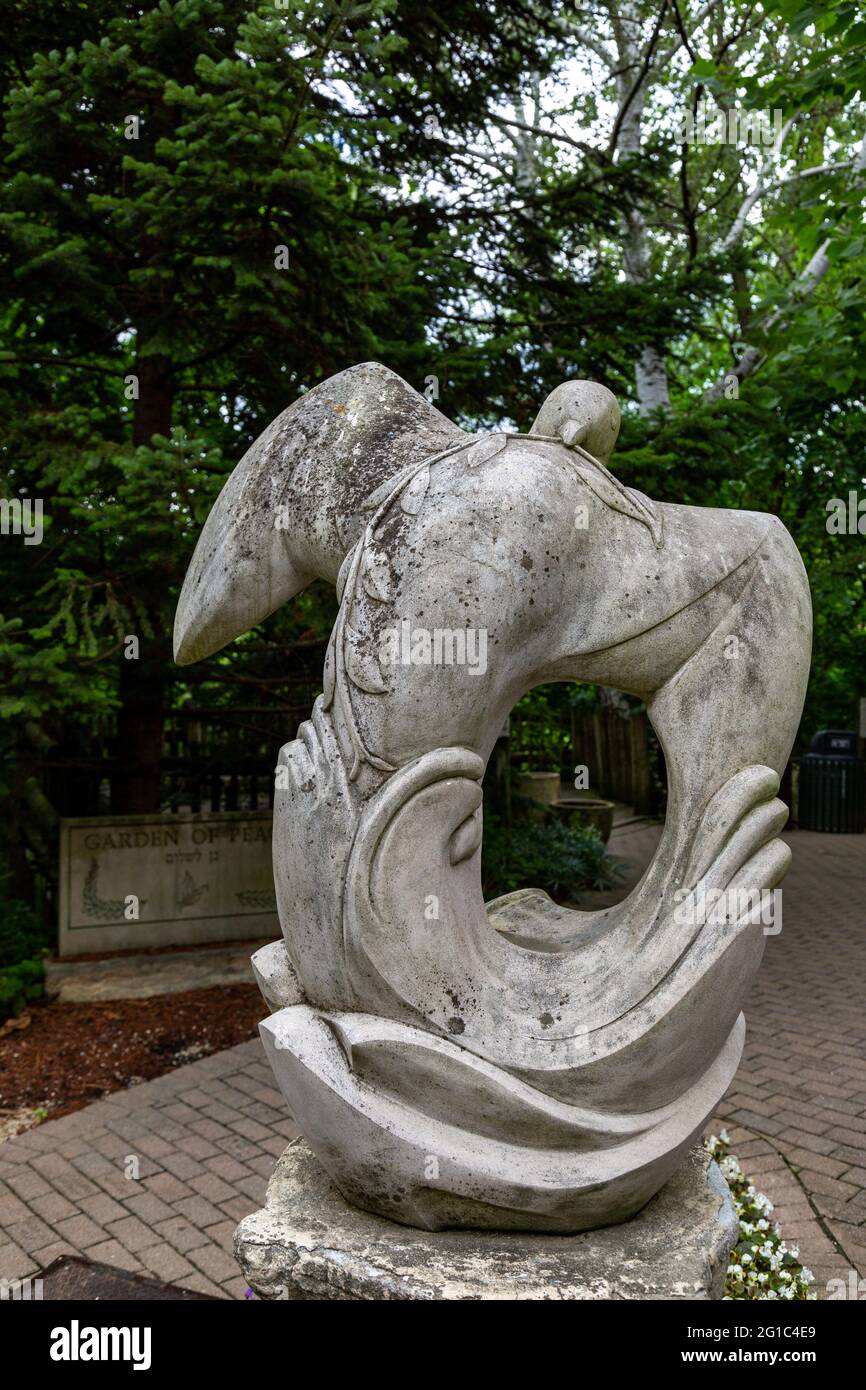 La scultura "dove della Pace" di John Leon al Giardino della Pace nello Zoo di Cincinnati. Foto Stock