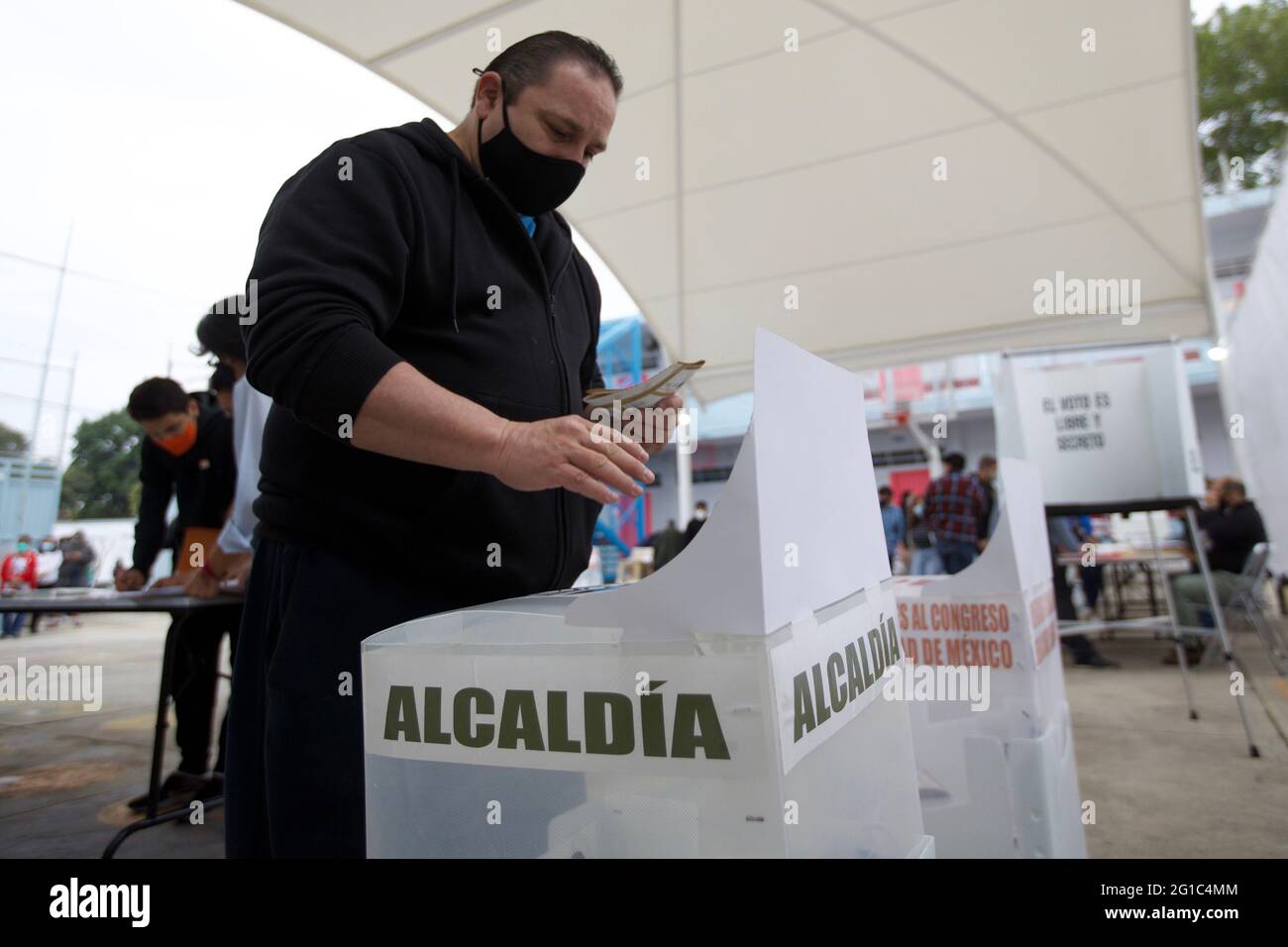 CITTÀ DEL MESSICO, MESSICO - 6 GIUGNO 2021: Un cittadino partecipa a un seggio per esprimere il vostro voto durante il giorno elettorale messicano 2021 per scegliere i deputati federali, i deputati al congresso di Città del Messico, i sindaci del Messico il 6 giugno 2021 a Città del Messico, Messico. (Foto di Eyepix/Sipa USA) Foto Stock