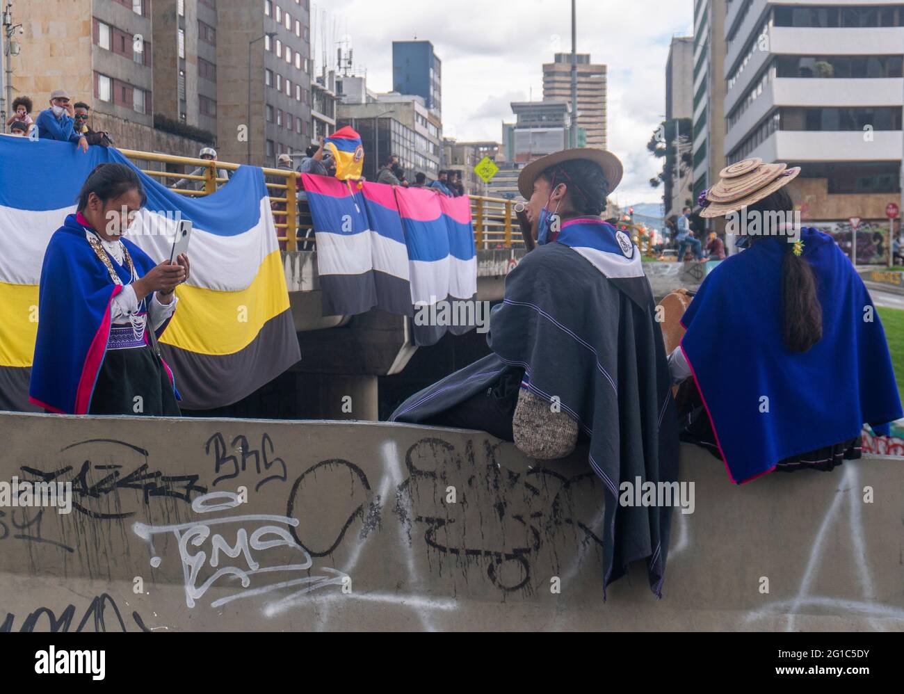 Bogotà, Colombia. 6 Giugno 2021. Una donna indigena scatta foto di 2 donne indigene Misak nella protesta di Bogotà contro il governo di Ivan Duque e sostiene lo sciopero nazionale che inizia il 28 aprile Credit: Daniel Garzon Herazo/ZUMA Wire/Alamy Live News Foto Stock