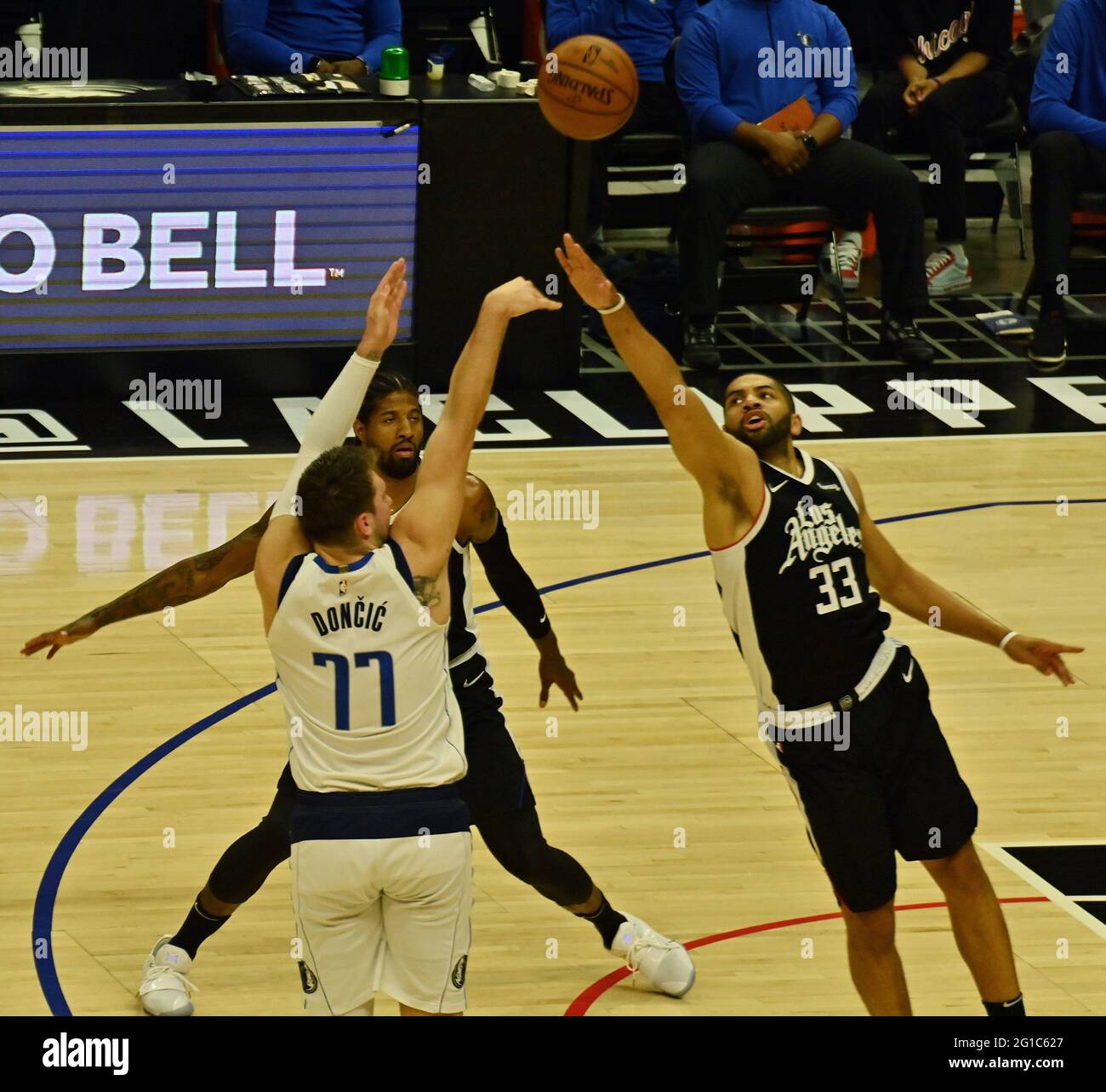 Los Angeles, Stati Uniti. 07 giugno 2021. La guardia dei Dallas Mavericks Luka Doncic (77) segna un tre puntini su Nicilas Batum (33), un'avanzata dei Los Angeles Clippers, durante la prima metà di Game 7 del loro primo round della serie di playoff presso lo Staples Center di Los Angeles, il 6 giugno 2021. I Clippers sconfissero i Mavericks 126-111. Avanzano per affrontare il jazz top-seeded a partire Martedì in Utah. Foto di Jim Ruymen/UPI Credit: UPI/Alamy Live News Foto Stock