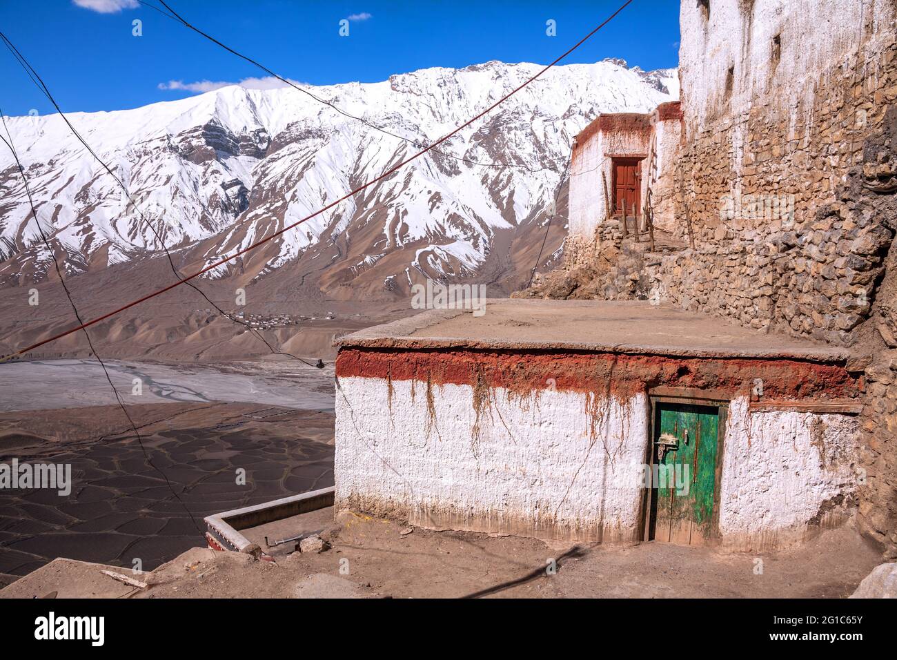 Modesta abitazione ascetica di monaci nell'antico monastero buddista tibetano di Key Gompa nella Valle degli Spiti, Himachal Pradesh, India; cabina elettrica montata Foto Stock