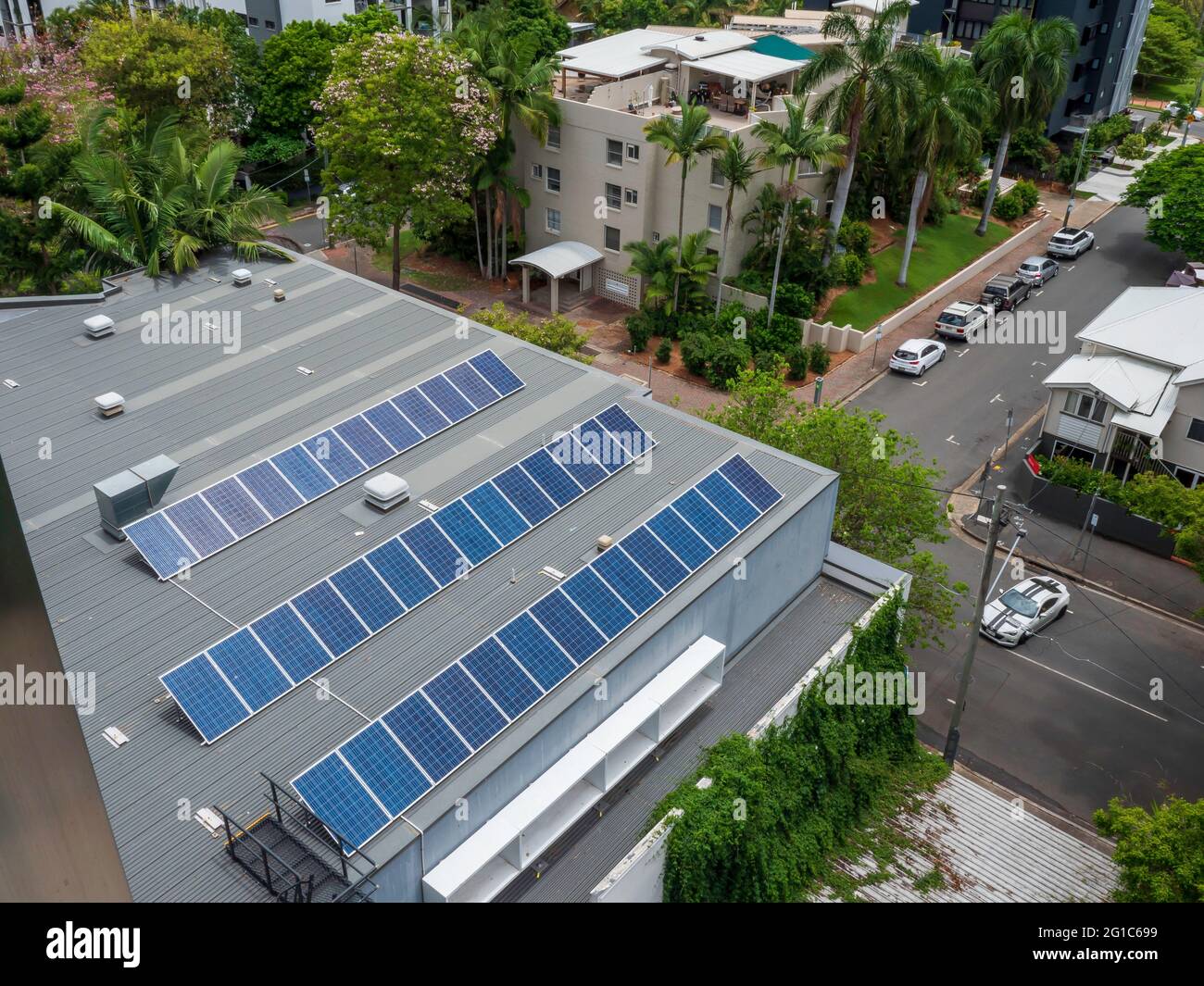 Pannelli solari sul tetto di un edificio residenziale. Brisbane, Queensland, Australia - Gennaio 2021. Assemblaggio di celle fotovoltaiche montate in un telaio. Foto Stock