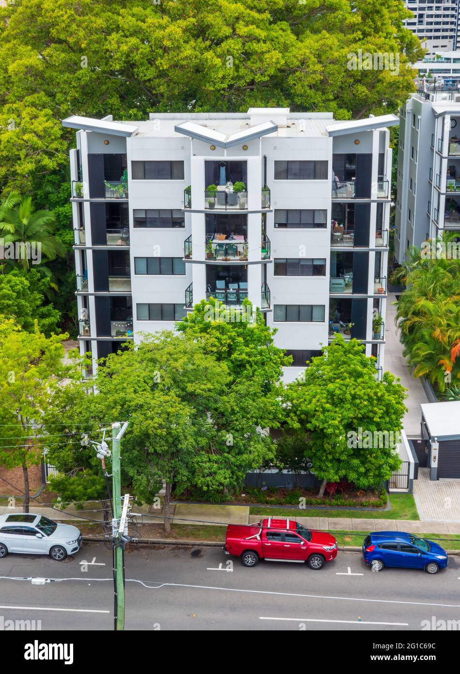 Vista su un edificio residenziale circondato da alberi. Brisbane, Queensland, Australia. Foto Stock