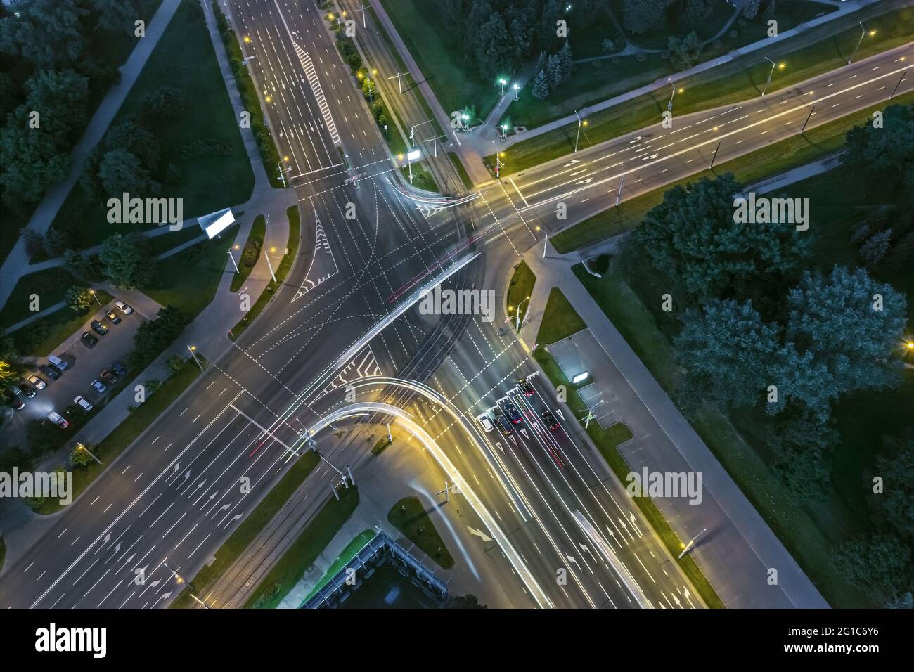 Traffico notturno della città. Vista aerea dall'alto dell'incrocio stradale nel centro di Minsk, Bielorussia. Foto Stock