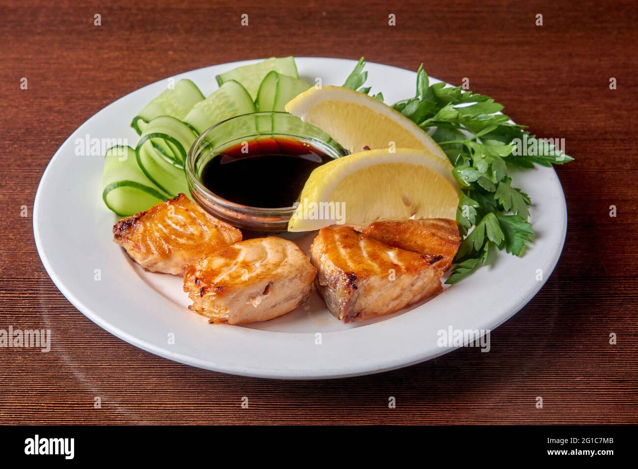 Il kebab di salmoni con limone e cetriolo Foto Stock