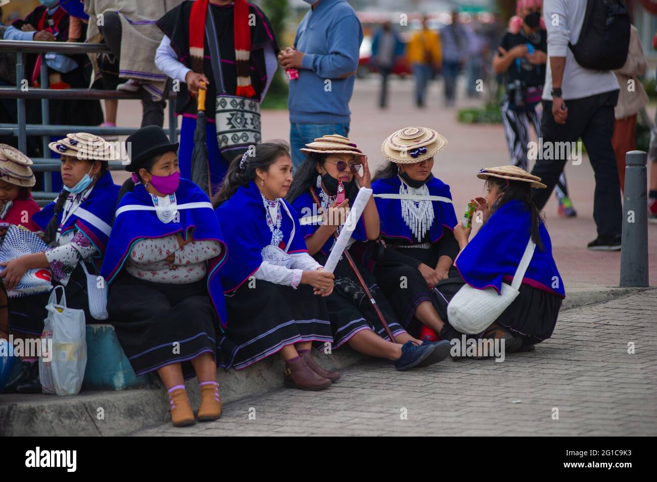 Bogotà, Colombia. 06 giugno 2021. Le donne delle comunità indigene di Misak partecipano a una protesta mentre le persone e la comunità indigena di Misak si riuniscono per attendere l'arrivo della Commissione interamericana per i diritti umani (CIDH) tra brutalità e disordini della polizia durante le proteste anti-governative che hanno raggiunto almeno 70 morti nell'ultimo mese di manifestazioni, A Bogotà, Colombia, il 6 giugno 2021. Credit: Long Visual Press/Alamy Live News Foto Stock