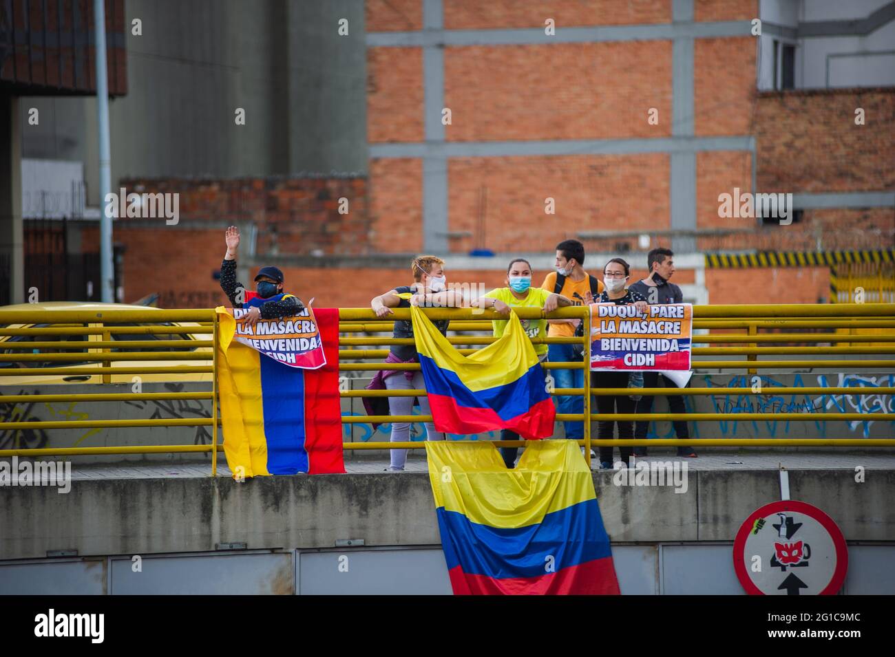 Bogotà, Colombia. 06 giugno 2021. I manifestanti si trovano in un ponte con bandiere e segni colombiani che recavano "basta fermare il massacro, Accogliete il CIDH' mentre le popolazioni e le comunità indigene di Misak si riuniscono per attendere l'arrivo della Commissione interamericana per i diritti umani (CIDH) tra brutalità e disordini della polizia durante le proteste anti-governative che hanno raggiunto almeno 70 morti nell'ultimo mese di manifestazioni, a Bogotà, Colombia, il 6 giugno 2021. Credit: Long Visual Press/Alamy Live News Foto Stock