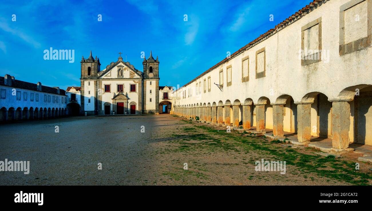 Chiesa di pellegrinaggio di Nossa Senhora do Cabo, con ex quartieri pellegrini, Sesimbra, Alentejo, Portogallo Foto Stock