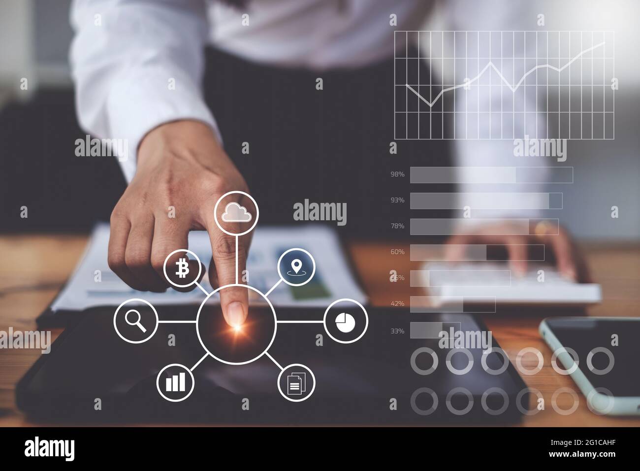 Donna d'affari che usa l'applicazione in un tablet digitale con icona finanziaria virtuale sullo schermo Foto Stock