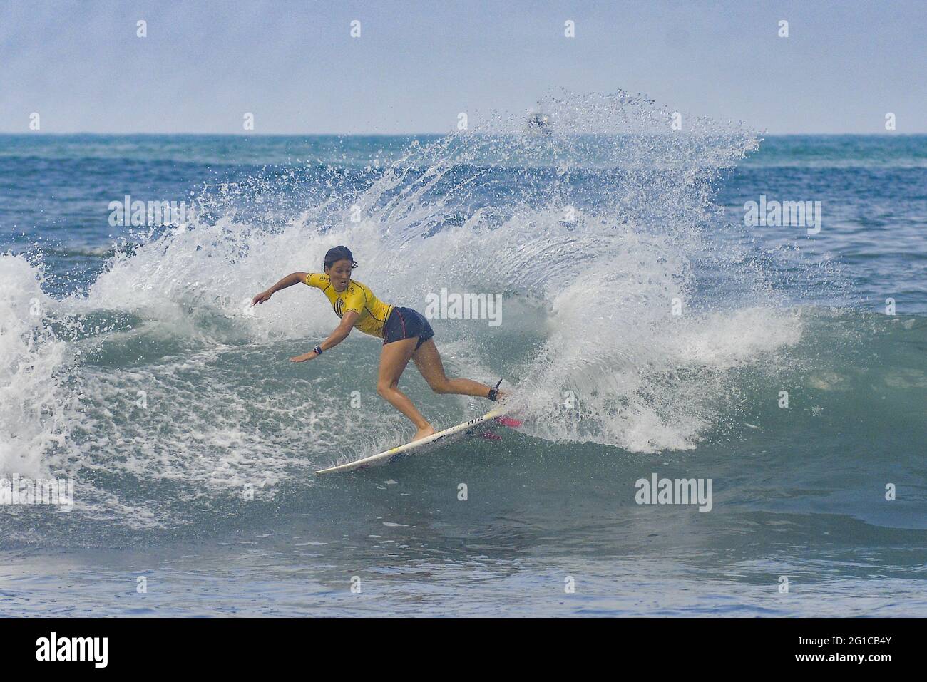 Tamanique, El Salvador. 06 giugno 2021. Il surfista australiano Sally Fitzgibbons esegue un trucco durante le finali femminili. El Salvador ospita l'ISA World Surfing Games, dove i vincitori riceveranno i biglietti per le Olimpiadi di Tokyo. (Foto di Camilo Freedman/SOPA Images/Sipa USA) Credit: Sipa USA/Alamy Live News Foto Stock